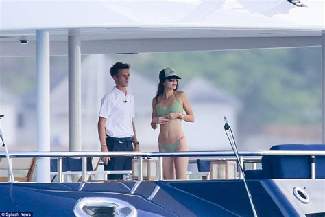 Kendall Jenner Giggles With Harry Styles On St Barts Yacht Trip Daily Mail Online