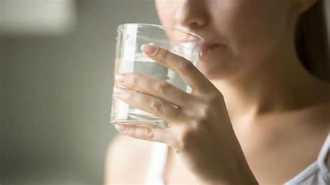 Inilah 5 Manfaat Minum Air Putih Sebelum Tidur
