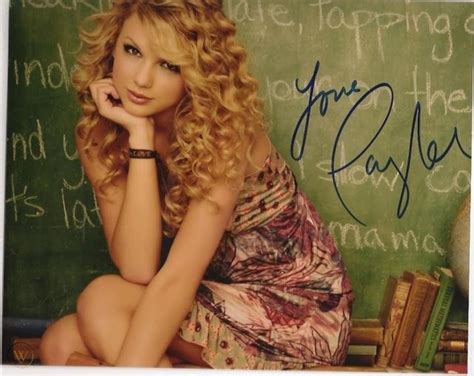 Taylor Swift Autograph 8x10 Photo Certificate Of Authenticity