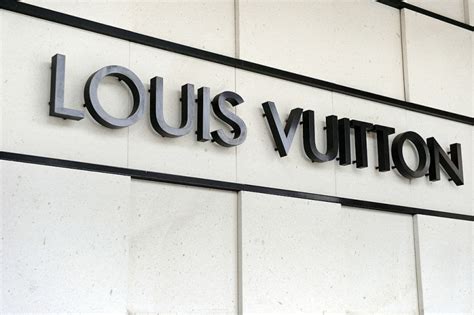 Le Logo Louis Vuitton Lhistoire Derrière Le Logo Sa Signification