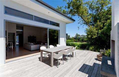 The roof pitch of the extension is reminiscent of houses from the 1950s and 1960s. Single Story Mono Pitch | LA Homes
