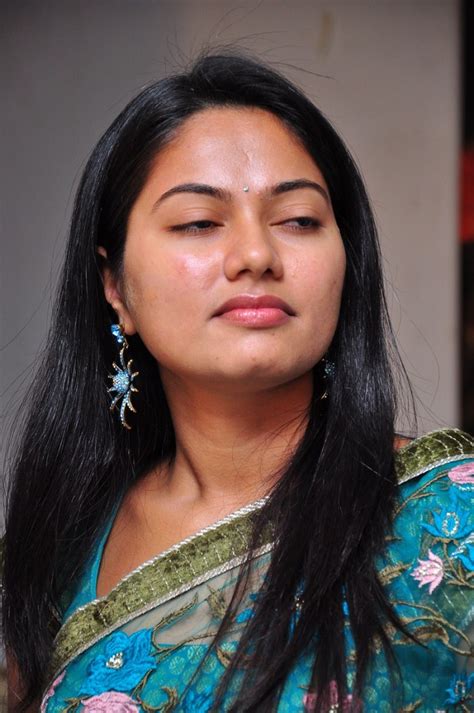 Telugu Actress Suhasini Hot Saree Photos Stills Gallery