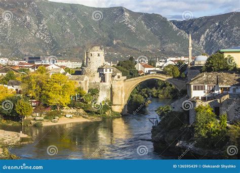 Hermosa Vista Del ‘puente Viejo Histórico ‘en Mostar Bosnia Y