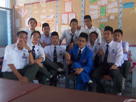 Nisbah bagi guru dan murid adalah 1:10. AKU DAN SMK ABU BAKAR AL- BAQIR