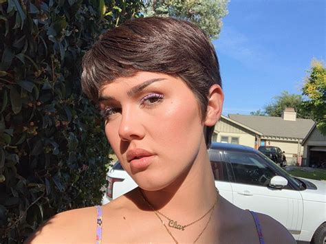 Daisy Taylor Shows Her Pixie Haircut In The Sun Tran Selfies