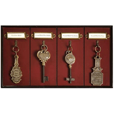Vintage Luxury Hotel Key Rack And Keys 호텔 열쇠 인테리어