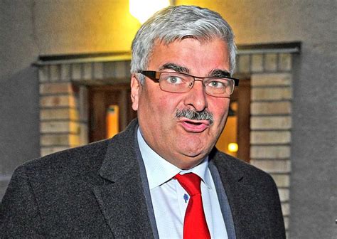 Håkan juholt (1962 eylül 16 doğumlu) bir olduğu i̇sveçli politikacı oldu sosyal demokratlar lideri öyleydi 2012 için 2011 yılından üyesi arasında i̇sveç parlamentosunda temsil 1994'ten 2016 için. Juholt hotad efter SD-inlägg | Aftonbladet