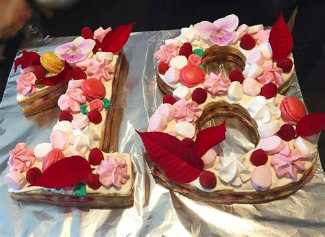 Il se compose de deux biscuits sablés aux amandes, aux il est composé d'un sablé aux amandes, d'une ganache montée au chocolat blanc, d'une ganache montée au chocolat noir et recouvert de framboise. Tout sur le Letter Cake / Number Cake (Article ...