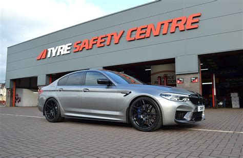 For instance, it has new headlights and taillights. BMW M5 Competition F90 Grey Rohana RFX7 | Wheel Front