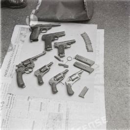 ImagesDéfense Algérie 1957 Pistolets et revolvers avec leurs
