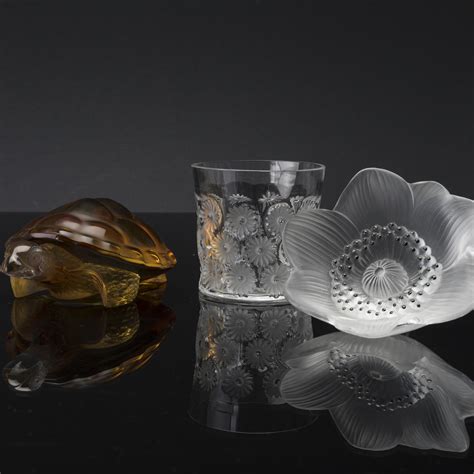 The quality and artistry of the lalique hood mascots was typical of lalique glass goods, and continued much the same until rené lalique's death in 1945, when the company was taken over by rené's son, marc. LALIQUE 5 dlr signerade gjutet glas 1900-talets senare del ...