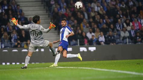 El jugador mexicano del porto dio dos asistencias y provocó un penal en el triunfo sobre el olympique marseille este martes. Tecatito Corona: Campeón europeo buscará su fichaje en ...