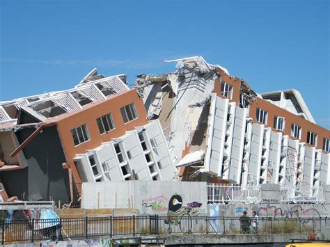 Según el sismológico local, de forma preliminar, informó que el último sismo que se reportó en santiago de chile tuvo una magnitud de 5.5, en la zona de farellones. File:Terremoto no Chile 2010.JPG - Wikimedia Commons