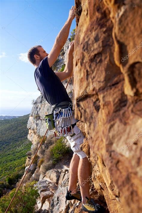 Mann Erklimmt Steilen Berg Stockfotografie Lizenzfreie Fotos