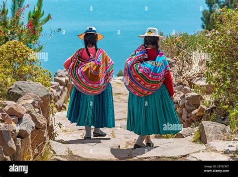 Quechua Women Traditional Dress Cusco Fotografías E Imágenes De Alta