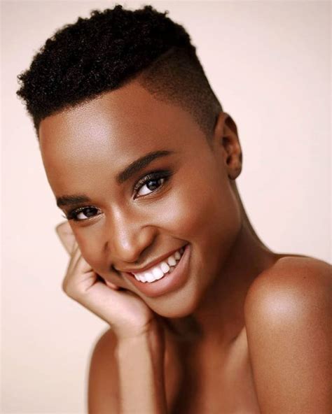 Zozibini tunzi (born 18 september 1993) is a south african model and beauty pageant titleholder who was crowned miss universe 2019. Zozibini Tunzi (Miss Universe 2019) Age, Boyfriend, Family ...
