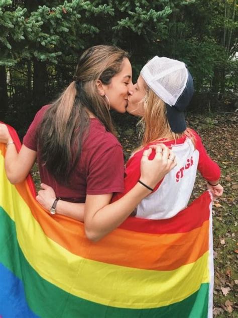 Livin La Vida Loca Lesbians Kissing Cute Couple Pictures Girls In Love