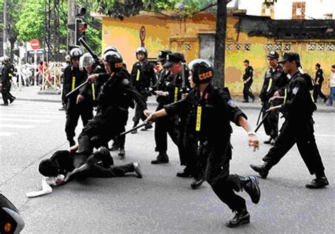 Công an xuất quân làm nhiệm vụ 'chưa từng có tiền lệ'. Biển Ðông 75: Cong an nhan dan