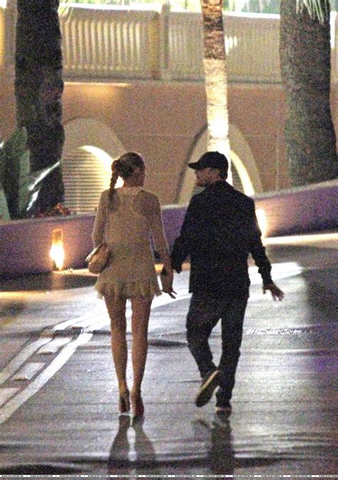 Looking back at leonardo dicaprio's stacked dating history gisele bundchen, bar refaeli and blake lively are just a few of the famous women leonardo dicaprio has romanced over the years. Gossip Freak: Blake Lively, Leonardo DiCaprio Hold Hands ...