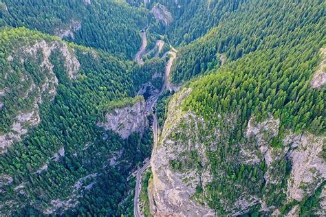 طريق متعرج عبر وادي الجبال الصخرية الضيقة الطبيعية صورة الخلفية والصورة للتنزيل المجاني Pngtree