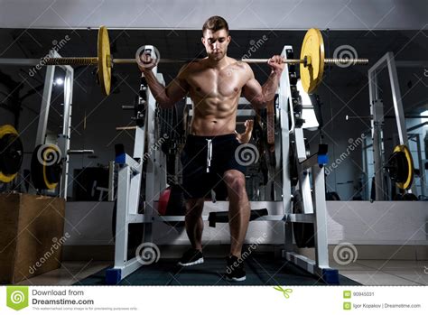 mann mit einem nackten torso der hocken in der turnhalle tut stockbild bild von muskel