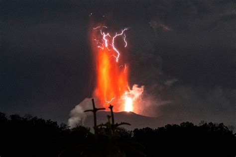 Since sunday, a staggering 466 earthquakes have been recorded (image: From fissures to shockwaves: 12 volcanic hazards to watch ...