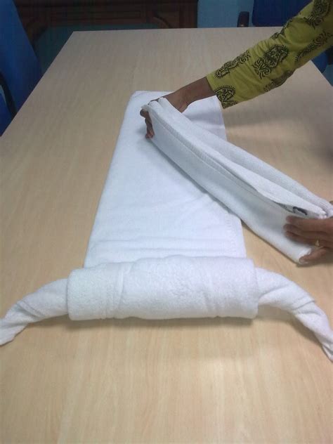 Now you have perfectly folded bath towels that stack neatly and look pretty! Vision of Art: Towel Art