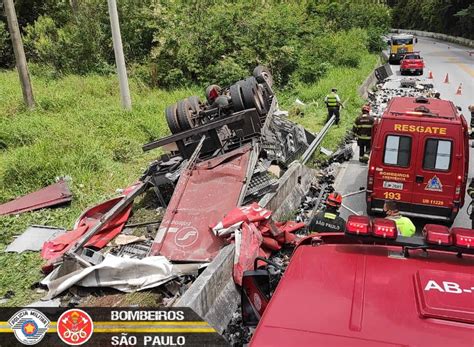 Homem morre em acidente caminhão na SP 123 em Pindamonhangaba