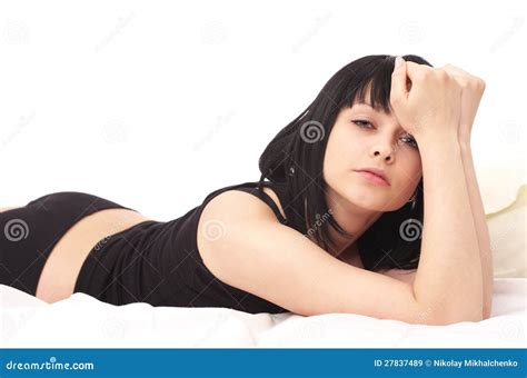 mulher sensual que encontra se na cama imagem de stock imagem de cara menina 27837489