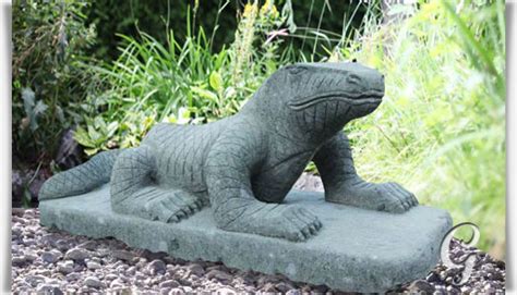 Wetterfeste tierfiguren sind ein echtes highlight für ihren garten. Dekorative Waran Steinfigur für den Garten