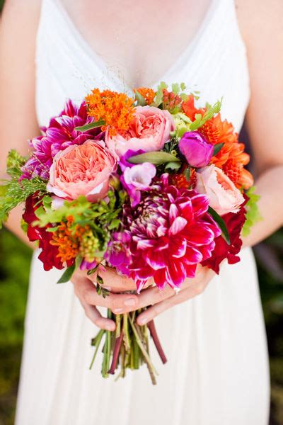 Stunning simple bouquet with ranunculus in pink, orange , red and white! Bouquet Bridal: Orange, Pink and Purple Bouquet Ideas