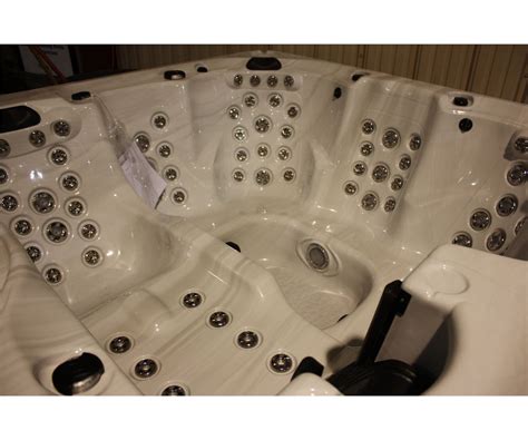 Cal Spas 7 5 Hot Tub With Sterling Silver Interior And Mahogany Exterior Comes With 90 Jets