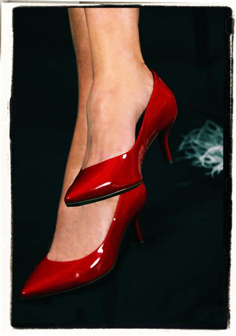 무료 이미지 구두 여자 가죽 피트 신병 다리 빨간 인간의 몸 직물 신발류 광택 마법 족쇄 높은 굽