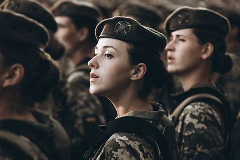 ウクライナで独立記念軍事パレード 美人女子兵士が登場中国網日本語