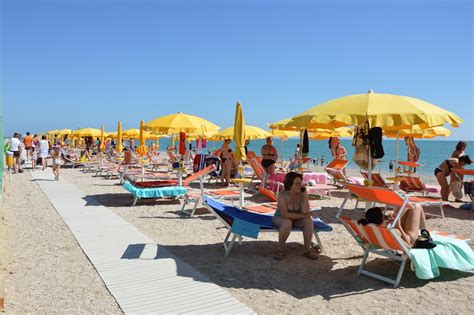 Spiagge per bambini spiagge con bar e ristorante spiagge attrezzate spiagge per cani spiagge con campi di beachvolley e beachsoccer spiagge accessibili per disabili spiagge con corsi di kitesurf windsurf e vela. Centro Vacanze La Risacca - Porto Sant'Elpidio (FM ...