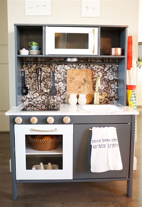 Mar 09, 2017 · ikea kallax kitchen island hack from jenloumeredith.com changing table with plenty of storage i remember looking at change tables for my son's nursery and noticing how expensive they are if you want a really nice one and the storage options were not great. De beste Ikea Duktig keukentje makeovers voor meisjes