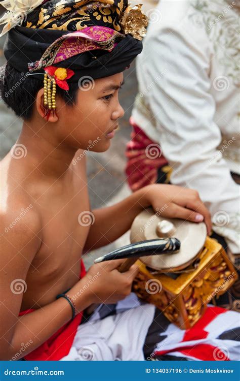 Hombre Del Músico De Orquesta Tradicional Gamelan Del Balinese Foto