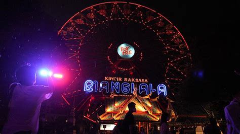 Serunya Menaiki Wahana Di Dufan Night Foto