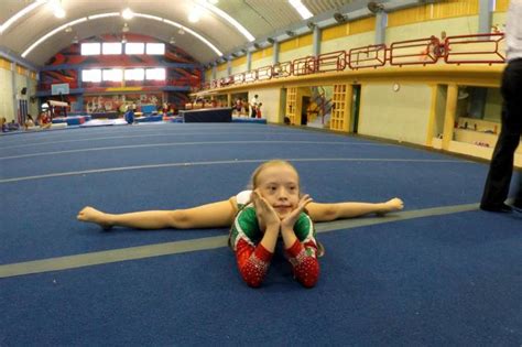 La gimnasia rítmica es la categoría de la gimnasia que se basa en la unión armónica de elementos de ballet, danza y gimnasia como parte de una rutina deportiva. Síndrome de Down no impidió que esta niña mexicana se ...