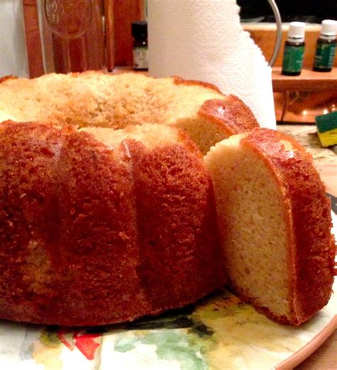 One slice is 270 calories if you use old fashioned pie crust. -Recitherapy: Tata' s Pound Cake