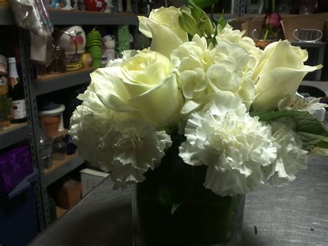 All white cube centerpiece composed of white roses, white carnations, white hydrangea | White 