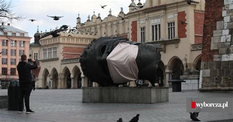 Warszawa od soboty najprawdopodobniej w żółtej strefie. Koronawirus. Kraków kroczy w stronę żółtej strefy. Od soboty ostrzejsze obostrzenia i kontrole ...