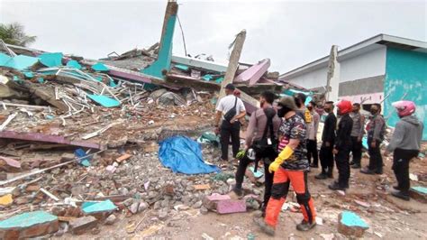 Adalah bencana yang diakibatkan oleh peristiwa atau serangkaian peristiwa yang disebabkan oleh alam antara lain berupa gempa bumi (1) gempa tektonik: Jokowi Sampaikan Belasungkawa atas Bencana Gempa Majene ...
