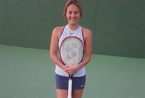 Die titelverteidigerin aus polen schaltete in der runde der letzten 16 marta kostjuk aus der ukraine aus. TENISKA SENZACIJA: Djevojka od 15 godina srušila rekord ...