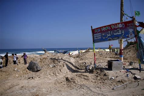 In Rubble Of Gaza Seaside Cafe Hunt For Victims Who Had Come For
