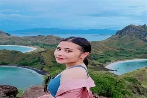 Potret Prilly Latuconsina Liburan Ke Labuan Bajo Unggah Foto Bareng