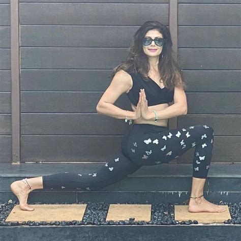 Pooja Batra Yoga योगा के बल पर 45 साल की उम्र में भी बेहद हॉट हैं पूजा