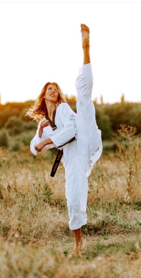 Pin By Matheus Signori On Artes Marciais Com Mulheres Martial Arts Girl Women Karate Martial