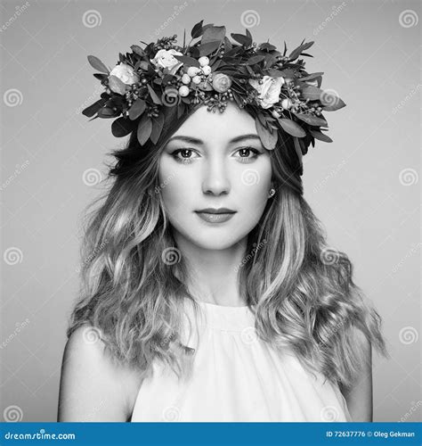 Bella Donna Bionda Con La Corona Del Fiore Sulla Sua Testa Fotografia Stock Immagine Di