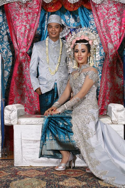 Im Wearing Suntiang From Sumatra Indonesia Wedding Indonesian Kebaya